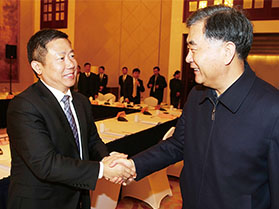 十九届中央政治局常委，第十三届全国政协主席汪洋与周海江握手合影